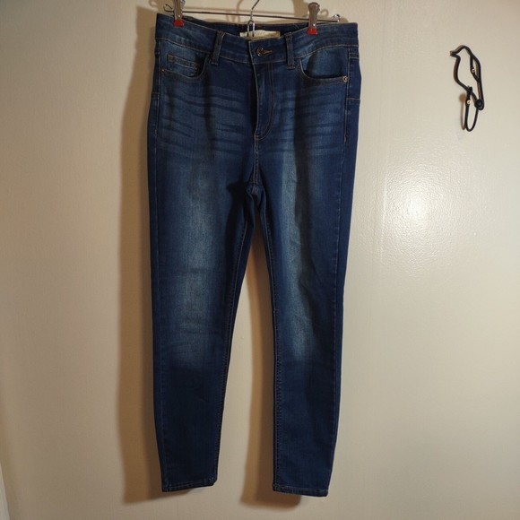 Most Collection Denim Juniors 9/29 Light Wash Eco-Friendly Skinny Jeans - Picture 1 of 10